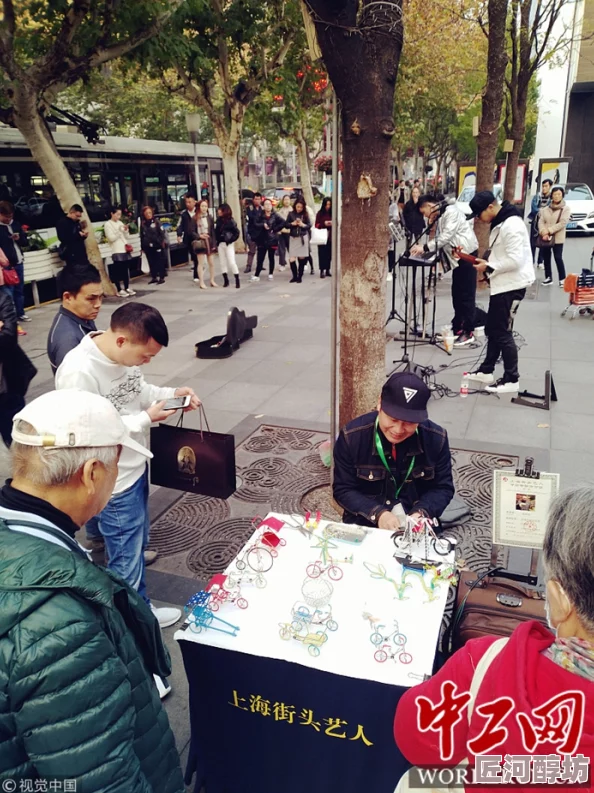 达叔街射摊贩阻路引发冲突街头艺人与小贩发生口角