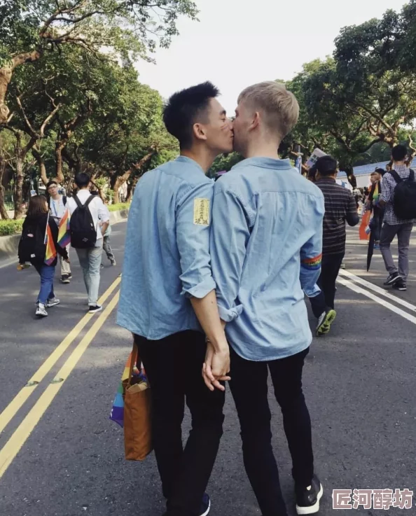 亚洲男同帅Gay1069为何他积极参与公益活动和传递正能量让人敬佩